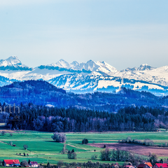 Alpen -Berg Panorama mit der schoenen Waldburg