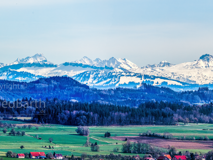 Alpen -Berg Panorama mit der schoenen Waldburg