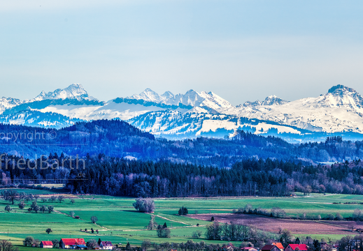 Alpen -Berg Panorama mit der schoenen Waldburg