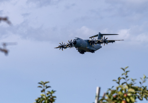 A400M im Landeanflug in Friedrichshafen