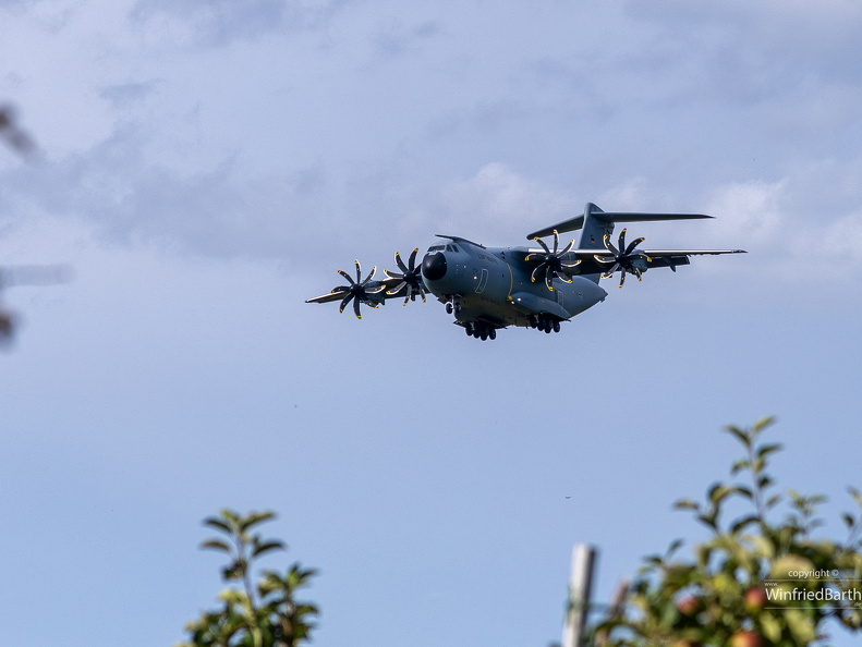 A400M im Landeanflug in Friedrichshafen