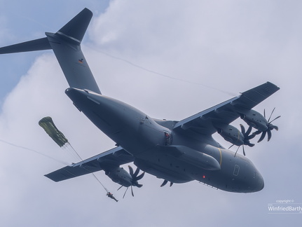 A400 Bundeswehr Fallschirmspringer ueben Wasserlandungen vor Bodman-Ludwigshafen