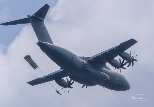 A400 Bundeswehr Fallschirmspringer ueben Wasserlandungen vor Bodman-Ludwigshafen