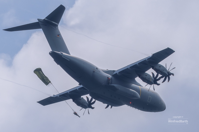 A400_Bundeswehr_Fallschirmspringer_ueben_Wasserlandungen_vor_Bodman-Ludwigshafen.jpg