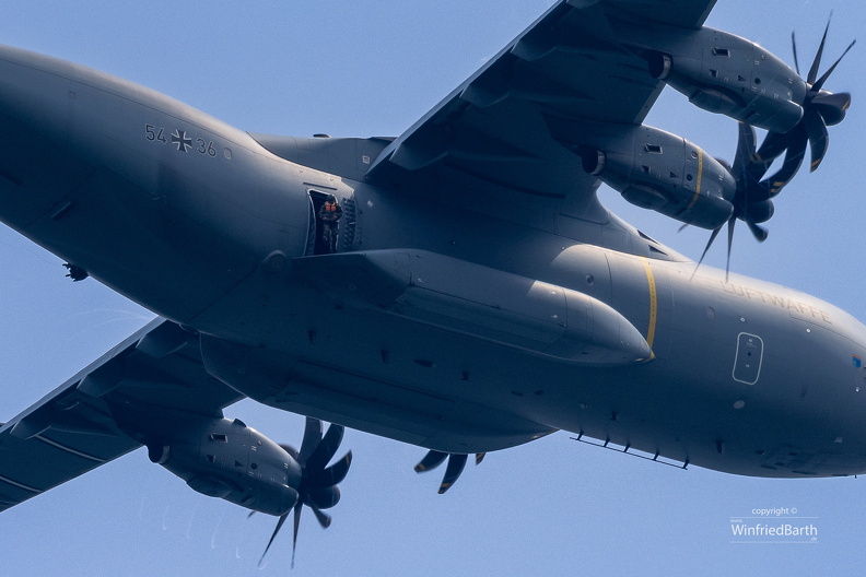 A400_Bundeswehr_Fallschirmspringer_ueben_Wasserlandungen_vor_Bodman-Ludwigshafen_2.jpg