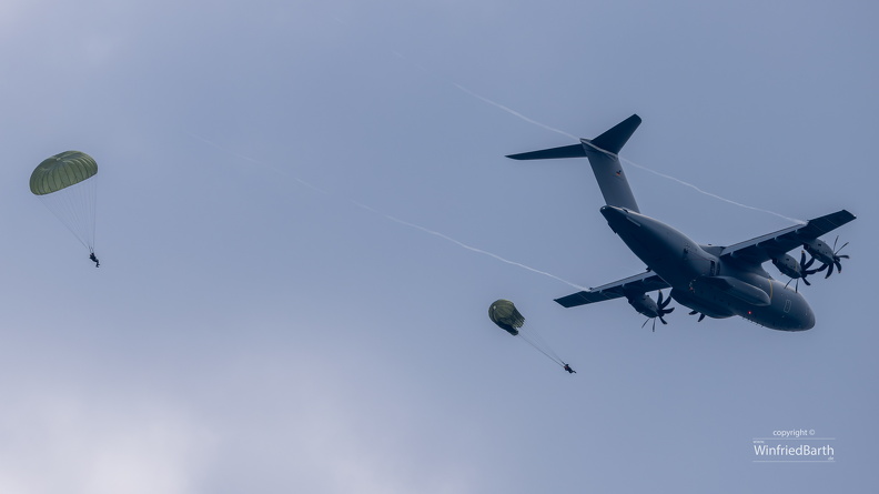 A400_Bundeswehr_Fallschirmspringer_ueben_Wasserlandungen_vor_Bodman-Ludwigshafen_3.jpg