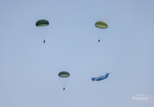 Bundeswehr Fallschirmspringer ueben Wasserlandungen vor Bodman-Ludwigshafen