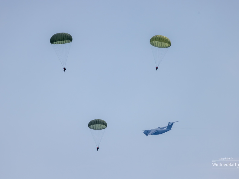 Bundeswehr Fallschirmspringer ueben Wasserlandungen vor Bodman-Ludwigshafen