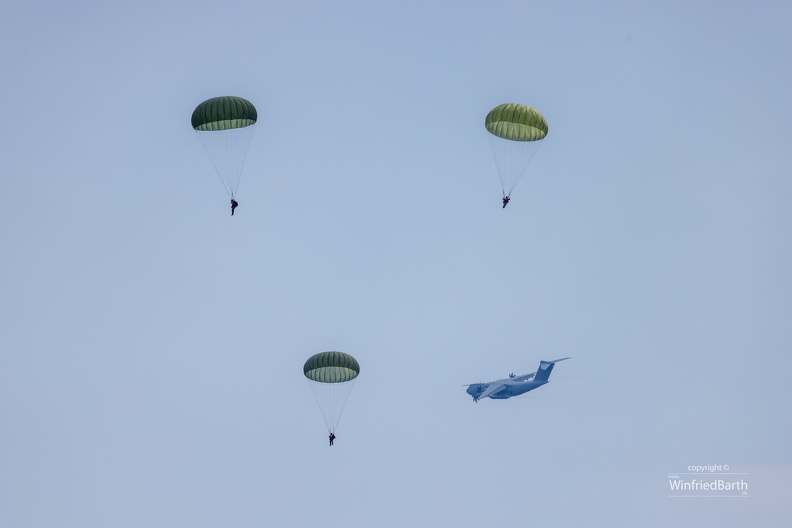 Bundeswehr_Fallschirmspringer_ueben_Wasserlandungen_vor_Bodman-Ludwigshafen.jpg