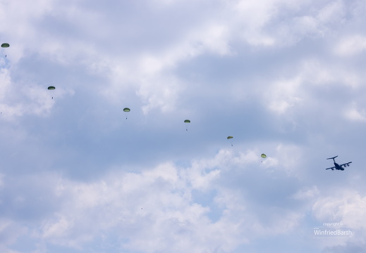 Bundeswehr Fallschirmspringer ueben Wasserlandungen vor Bodman-Ludwigshafen 2