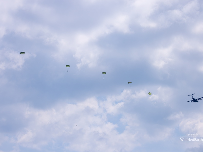 Bundeswehr Fallschirmspringer ueben Wasserlandungen vor Bodman-Ludwigshafen 2