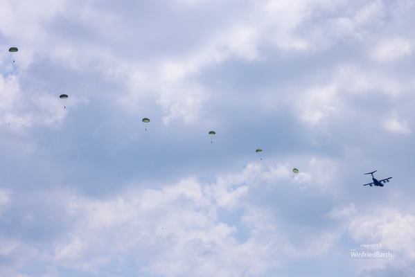 Fallschirmspringer üben Wasserlandungen vor Bodman-Ludwigshafen