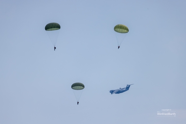 Fallschirmspringer üben Wasserlandungen vor Bodman-Ludwigshafen