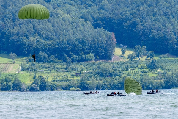 Fallschirmspringer üben Wasserlandungen vor Bodman-Ludwigshafen